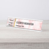 Business Logo Naam Job Titel Faux Roze Marmer Bureau Naambordje (Voorkant)
