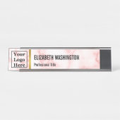 Business Logo Naam Job Titel Faux Roze Marmer Bureau Naambordje (Voorkant)