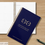 Business Logo Navy blauw en goud Planner<br><div class="desc">Blijf georganiseerd en professioneel met deze slanke marine blauw en goud business planner, volledig aanpasbaar met uw bedrijf logo, naam en jaar. Perfect voor corporate branding, deze spiraalgebonden planner is ontworpen om uw teamvergaderingen, klantafspraken en dagelijkse taken onder controle te houden. Deze minimalistische planner is ideaal voor promotionele weggeefacties, branding...</div>