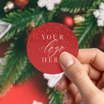 Business Logo Red Christmas Ronde Sticker<br><div class="desc">Moderne minimalistische aangepaste logo-stickers voor zakelijke kerstkaartzegels. Beschikt over sprankelend rood afbeelding op de achtergrond en uw gepersonaliseerde bedrijfsbranding.</div>
