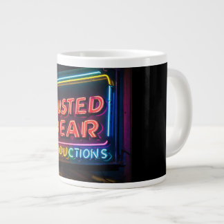 Busted Bear Productions Logo Koffiemok Grote Koffiekop