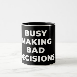 BUSY MAAKT BAD BESLISSINGEN - SARCASTIC PUN TWEEKLEURIGE KOFFIEMOK