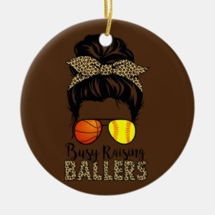 Busy Raising Ballers Softball en Basketball Mam Keramisch Ornament