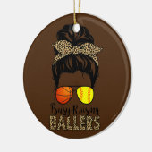 Busy Raising Ballers Softball en Basketball Mam Keramisch Ornament (Links)