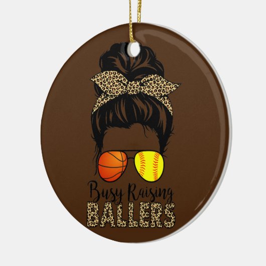 Busy Raising Ballers Softball en Basketball Mam Keramisch Ornament (Links)