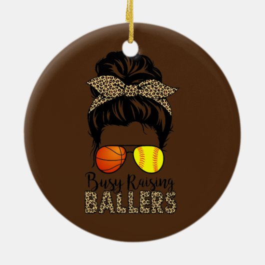Busy Raising Ballers Softball en Basketball Mam Keramisch Ornament (Achterkant)