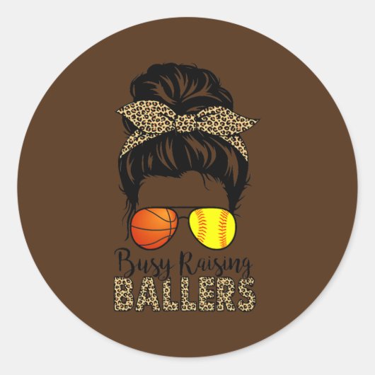 Busy Raising Ballers Softball en Basketball Mam Ronde Sticker (Voorkant)