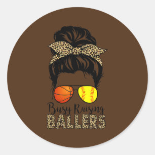 Busy Raising Ballers Softball en Basketball Mam Ronde Sticker