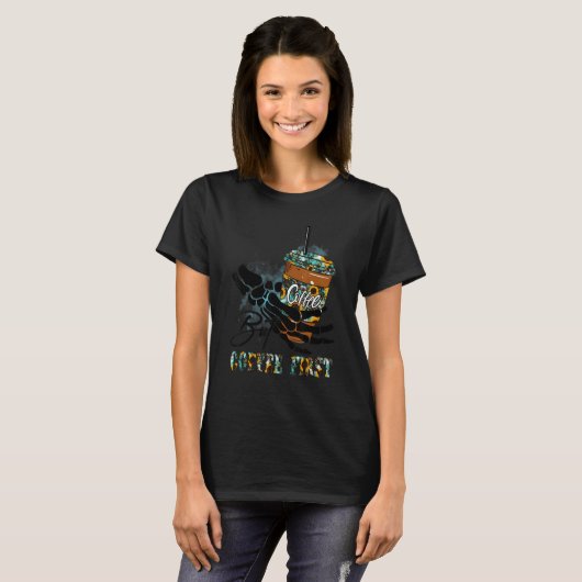 But Coffee First Skull Hand Coffee Drinking Caffei T-shirt (Voorkant volledig)