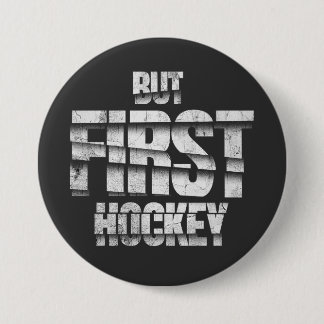 But First Hockey – Funny Hockey Lover Quote Design Ronde Button 7,6 Cm