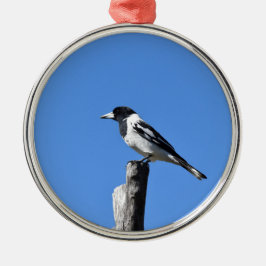 BUTCHER BIRD OP EEN POST IN PLATTELANDSAUSTRALIË METALEN ORNAMENT