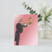 butler in een smoking serveert wijn op dienblad briefkaart (Staand voorkant)