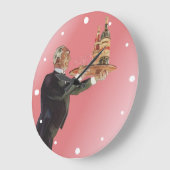  butler in een smoking serveert wijn op dienblad grote klok (Hoek)