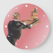  butler in een smoking serveert wijn op dienblad grote klok (Voorkant)