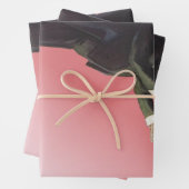  butler in een smoking serveert wijn op dienblad inpakpapier vel (In situ)