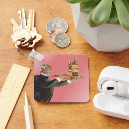 butler in een smoking serveert wijn op dienblad sleutelhanger (Bureau)