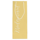 Butter Geel Gestileerde Script Bruidsmeisje Bruids Wijn Cadeautas (Achterkant)