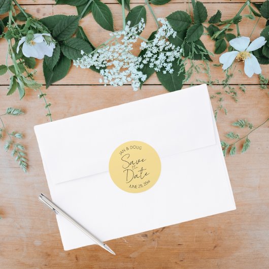 Butter Yellow gestileerde bruiloft Bewaar de datum Ronde Sticker