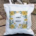 Buttercup Geel Moderne Bloemen Huwelijk Welkom Tote Bag<br><div class="desc">Een geel kleurenpalet onderscheidt deze bruiloft welkom canvas tas van de rest. Het ontwerp is voorzien van een modern bloemenboeket en u kunt alle tekst aanpassen. Coördineren van beschikbare items.</div>