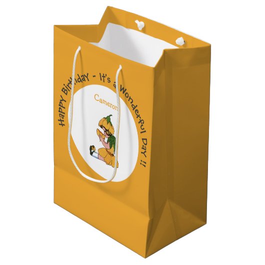 Buttercup Kind Whimsical Flower Party Collectie Medium Cadeauzakje (Voorkant Gekanteld)