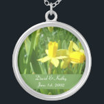 Buttercup Yellow Daffodils Flower Ketting<br><div class="desc">Dit zijn Buttercup Yellow Daffodils. Het maakt een geweldig cadeau voor een geliefde. De namen en de Datum kunnen in uw worden veranderd. Voer ze in de tekstvakken rechts in.</div>
