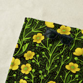 Buttercups op zwart strandlaken (In situ)