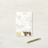 Butterflies glijdend over bladeren post-it® notes (Op bureau)