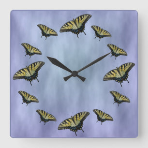 Butterflies in de wolken. vierkante klok