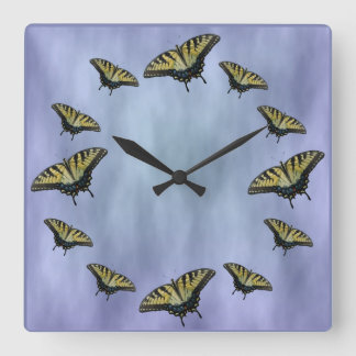 Butterflies in de wolken. vierkante klok
