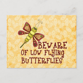 Butterflies met laag vliegende vliegende vleugels briefkaart