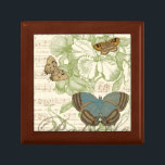 Butterflies op vel Music met Floral Design Cadeaudoosje<br><div class="desc">Een groen bloemontwerp en bladmuziek dienen als achtergrond voor een trio vlinders in dit stuk van Vision Studio. Het Franse woord voor vlinder, papillon, wordt ook aan de onderkant van het stuk omarmd. Als je een sterke liefde hebt voor vlinders, natuur, of net zoals je jezelf omringt met schoonheid, is...</div>