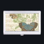 Butterflies op vel Music met Floral Design Visitekaarthouder<br><div class="desc">Een groen bloemontwerp en bladmuziek dienen als achtergrond voor een trio vlinders in dit stuk van Vision Studio. Het Franse woord voor vlinder, papillon, wordt ook aan de onderkant van het stuk omarmd. Als je een sterke liefde hebt voor vlinders, natuur, of net zoals je jezelf omringt met schoonheid, is...</div>