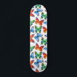 Butterflies op White & Name of Text Persoonlijk Skateboard<br><div class="desc">Ga uit met deze unieke vlinders op het witte skateboard. Volledig met jouw naam of tekst.</div>