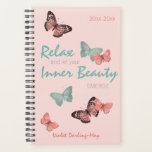 Butterflies & Positivity Quote - Coral Blauwgroen Planner<br><div class="desc">Pas deze planner aan met jouw naam en het jaar of academische jaren. Dit vrouwelijke ontwerp kenmerkt vlinders en positieve formuleringen in manuscripttypografie. De yogi-wijsheid luidt: "Maak je niet druk en laat je innerlijke schoonheid opkomen". Het heeft een palet bleek koraalroze, koraal en blauwgroen groen/blauw. Blader naar onze winkel om...</div>