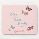 Butterflies w. Binnenste Beauty Quote - Gepersonal Muismat<br><div class="desc">Pas dit vlindermuispad aan met jouw naam. Dit vrouwelijke ontwerp kenmerkt vlinders en positieve formuleringen in manuscripttypografie. De yogi-wijsheid luidt: "Maak je niet druk en laat je innerlijke schoonheid opkomen". Het heeft een palet bleek koraalroze, koraal en blauwgroen groen/blauw. Blader naar onze winkel om design bij elkaar te brengen en...</div>