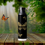Butterflies zwart gouden naam script waterfles<br><div class="desc">Faux gouden vlinders op een zwarte achtergrond. Personaliseer en voeg jouw namen toe.</div>