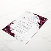 Butterfly Bourgogne Zilveren Bloemen Quinceanera Folie Uitnodiging (Gedraaid)