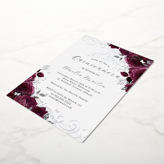 Butterfly Bourgogne Zilveren Bloemen Quinceanera Folie Uitnodiging (Gedraaid)