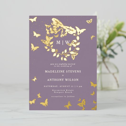 Butterfly Crest Lila Gouden Monogrammen Bruiloft Folie Uitnodiging (Staand Voorkant)