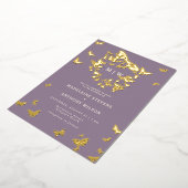 Butterfly Crest Lila Gouden Monogrammen Bruiloft Folie Uitnodiging (Gedraaid)