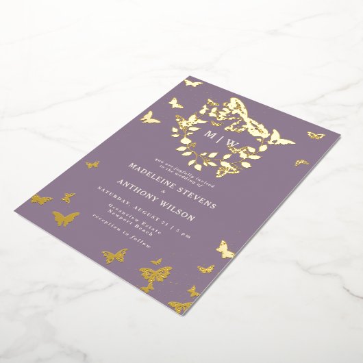 Butterfly Crest Lila Gouden Monogrammen Bruiloft Folie Uitnodiging (Gedraaid)