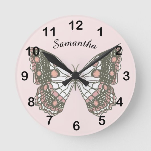 Butterfly & Custom Name on Soft Pink Ronde Klok (Voorkant)
