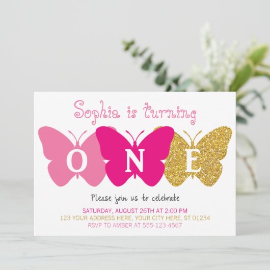 Butterfly Eerste Verjaardag Uitnodiging | Roze en (Staand voorkant)