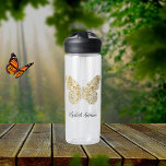 Butterfly gold naam script waterfles<br><div class="desc">Een faux gouden vlinder op een transparante achtergrond. Personaliseer en voeg jouw namen toe. Zwarte tekst.</div>