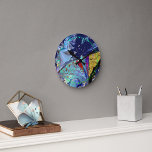 Butterfly Heaven Ronde Klok<br><div class="desc">Waar elke vlinder en mot naartoe gaat, begroet door een vriendelijke dame. Originele digitale kunst. Dit ontwerp past slechts de kleine grootte van de klok, </div>