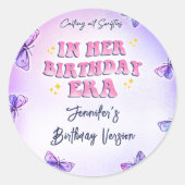Butterfly in haar verjaardagsevenement ronde sticker (Voorkant)