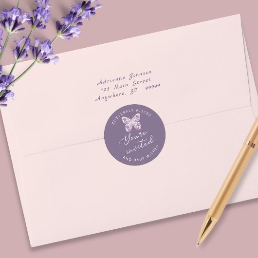 Butterfly Kisses + Baby Wishes Paarse envelop Ronde Sticker