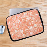 Butterfly Mandala Laptop Sleeve<br><div class="desc">Op zoek naar een stijlvol en gepersonaliseerd laptophoesje dat uw apparaat beschermt en tegelijkertijd uw unieke stijl zichtbaar maakt? Kijk niet verder dan het hoesje van onze handgetekende vlinderlevenscyclus mandala-laptop! Met een prachtig en ingewikkeld design van monarch vlinders, caterpilaren, chrysalis en bloemen die in een mandala gepatenteerd zijn, heeft dit...</div>