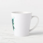 Butterfly met Green Peacock Feathers Latte Mok (Rechts)