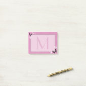 Butterfly Monogram op roze Post-it® Notes (Op bureau)